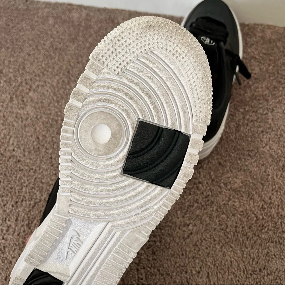 Nike Women's Black and White Sneakers - Picture 8 of 10